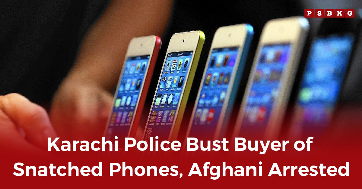 Close-up of recovered smartphones shown at police press conference linked to Mobile snatching Karachi case involving Afghan buyer.