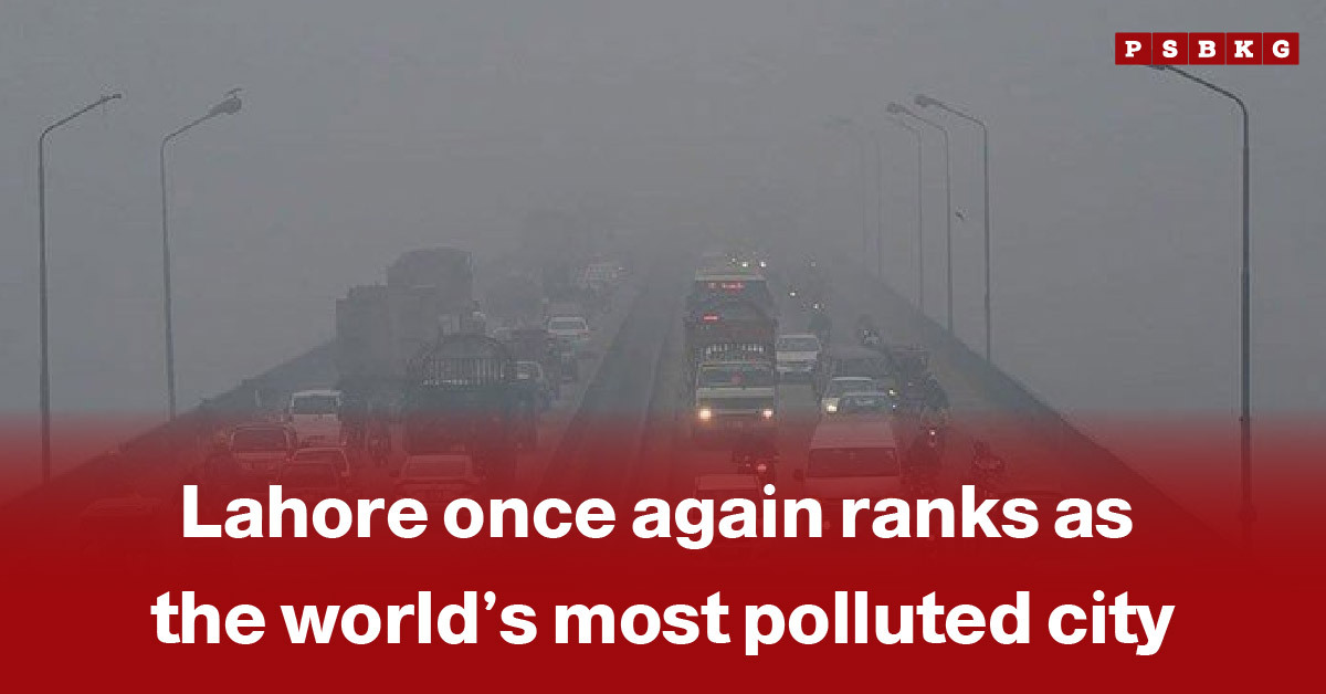 Dense smog covers a busy street in Lahore, with vehicles barely visible as they struggle to move through the haze, underscoring the city’s severe air pollution crisis, Lahore pollution.