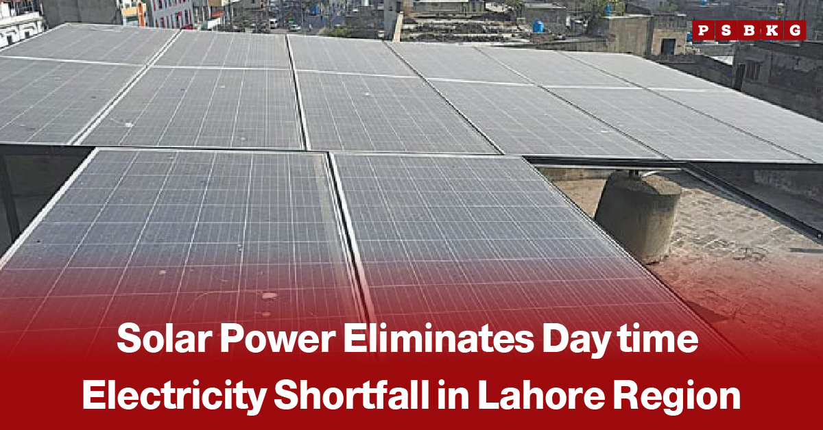 Solar power Lahore electricity shortfall rows of solar panels installed on a rooftop, highlighting the use of solar energy to reduce daytime electricity shortages in Lahore.