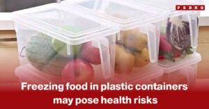 Image of transparent plastic containers filled with assorted fruits and vegetables stored in a freezer, accompanied by a warning-style text highlighting potential health risks associated with freezing food in plastic containers.