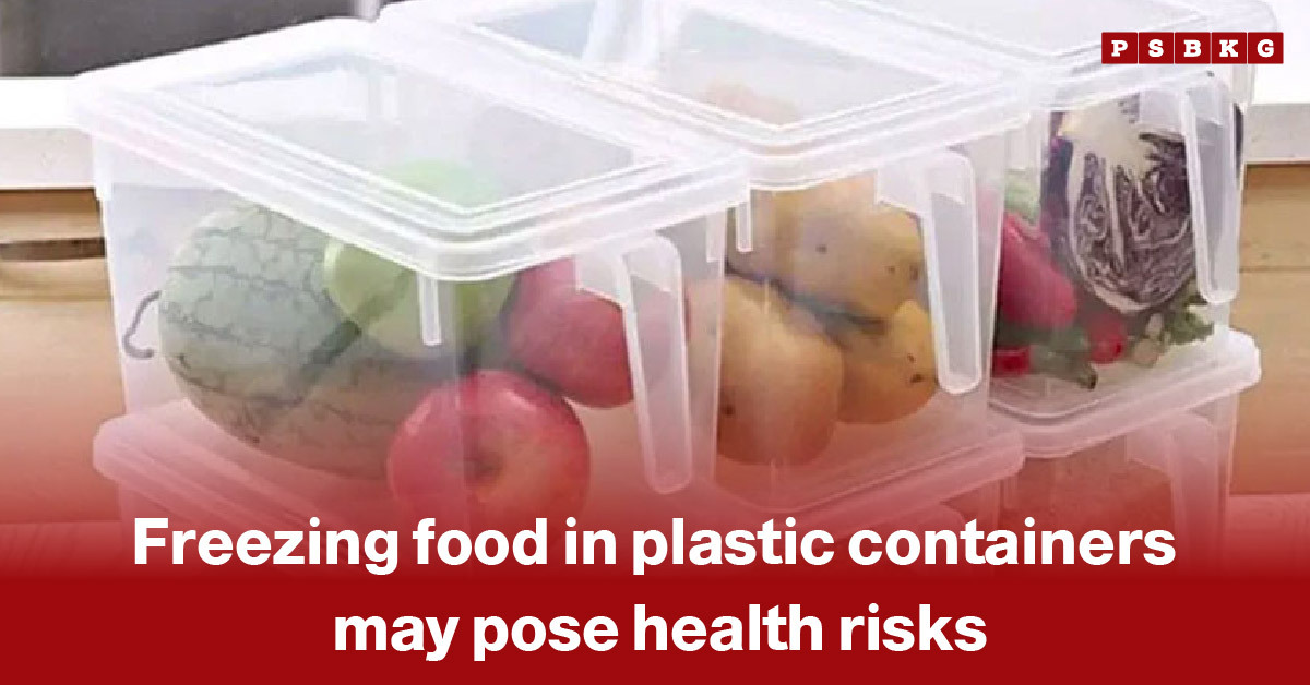 Image of transparent plastic containers filled with assorted fruits and vegetables stored in a freezer, accompanied by a warning-style text highlighting potential health risks associated with freezing food in plastic containers.